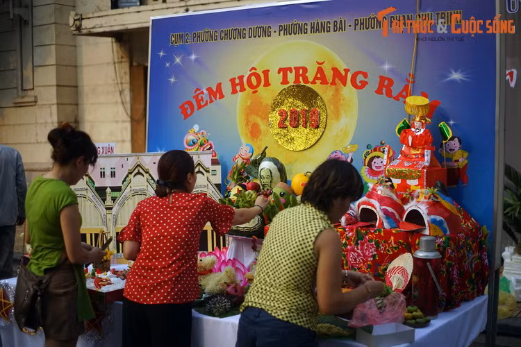 Hội chị em phụ nữ tất bật chuẩn bị cho cuộc thi bài trí mâm ngũ quả Tết Trung thu.