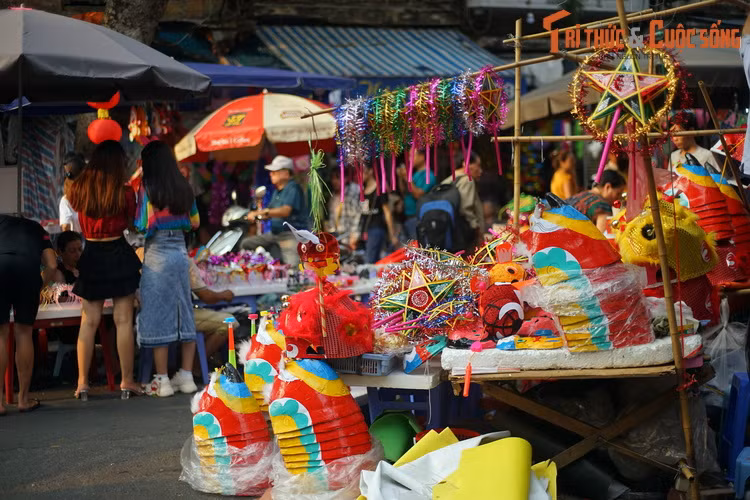 Không khí náo nhiệt trên phố Hàng Mã vào Tết Trung thu 2019. Vào thời điểm này, chưa một ai biết đến COVID-19, thứ dịch bệnh mà chỉ vài tháng sau sẽ bắt đầu khiến cả thế giới chao đảo.