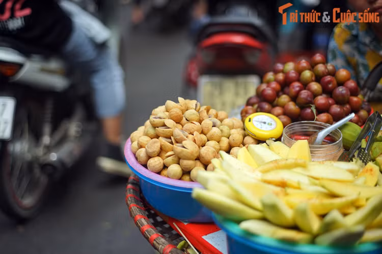 Sấu chín, thức quà đặc trưng của mùa thu Hà Nội được bày bán ở chợ Tết Trung thu.