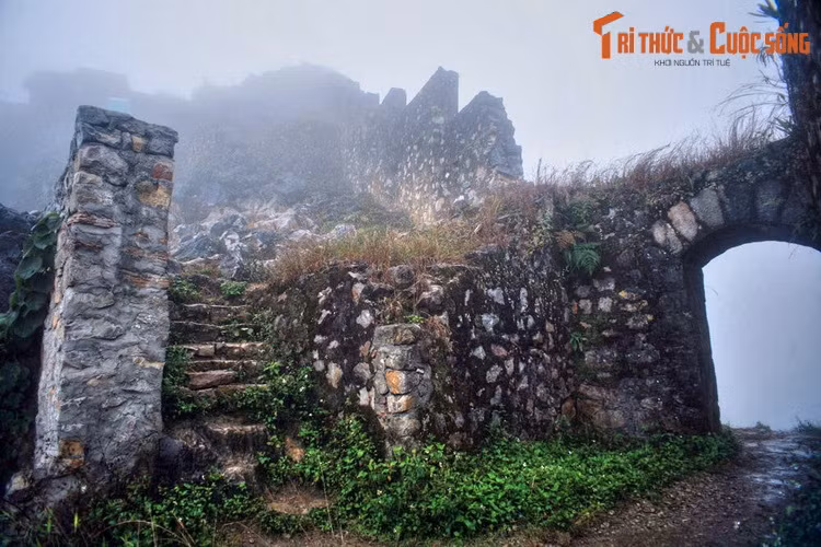 2. Nằm trên đỉnh núi Đồn Cao (còn gọi là đỉnh Đá Pháp) thuộc địa phận tổ 4 thị trấn Đồng Văn, huyện Đồng Văn, tỉnh Hà Giang, pháo đài Đồn Cao là một công trình quân sự cổ còn được bảo tồn khá tốt ở khu vực miền núi phía Bắc Việt Nam.