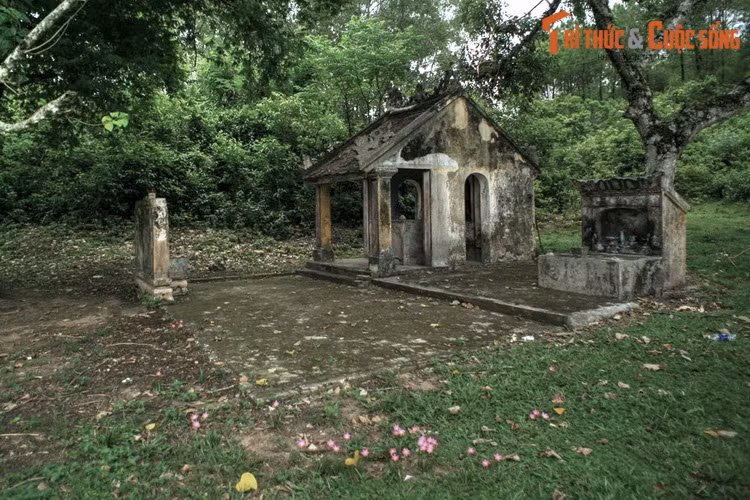 Khi ngư dân Nguyễn Ngọc Huyên mất, nhớ ơn ông đã giúp mình tìm lại di cốt thân phụ, vua Gia Long đã cho lập miếu thờ ông ngay bên cạnh lăng Cơ Thánh.