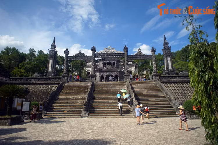 1. Nằm trên triền núi Châu Chữ, xã Thủy Bằng, thành phố Huế, lăng Khải Định còn được gọi là Ứng Lăng, là nơi an nghỉ của vua Khải Định. Công trình này còn khá nguyên vẹn, là một trong những địa điểm hút khách nhất của Di sản thế giới quần thể di tích Cố đô Huế.