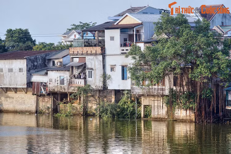 Ngoài chức năng phòng thủ, sông còn là tuyến đường thủy phục vụ nhu cầu giao thông, thương mại xung quanh Kinh thành Huế.