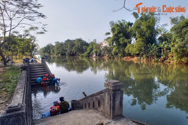 Theo thời gian, gia đình lính thuỷ dần dần định cư ven bờ sông ở khu vực làng Vạn Xuân, từ đó nhân dân gọi là làng Kẻ Vạn. Cũng từ đó nơi đây hình thành bến đò và chợ Kẻ Vạn.