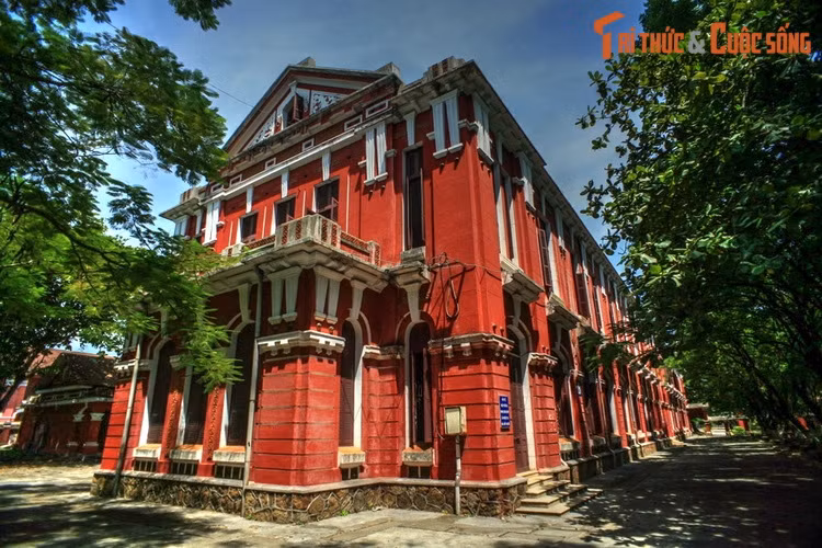 Ngày nay, trường vẫn lưu giữ được những nét kiến trúc cổ kính hình thành từ đợt xây dựng năm 1915 với các tòa nhà mang phong cách Pháp, cổng chính và tường bao mang dấu ấn kiến trúc truyền thống Huế.