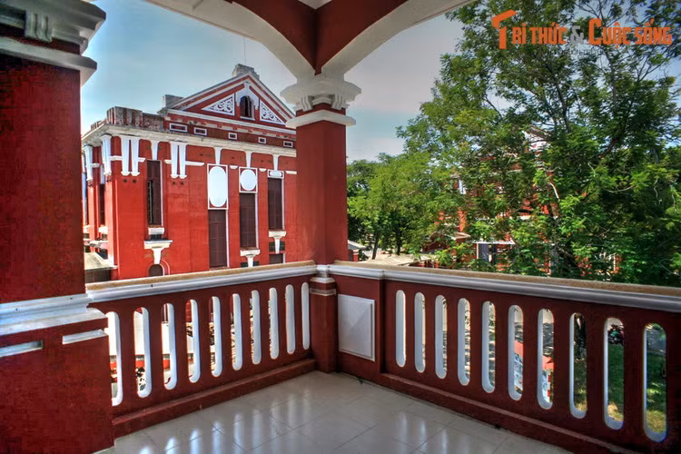 Trường được xây dựng trên nền của Dinh Thủy sư ở bờ Nam sông Hương, ban đầu chỉ là một ngôi trường kiểu cũ với ba tòa nhà tranh vách đất, có ba tòa nhà mặt tiền hướng ra sông Hương. Từ năm 1915, trường được xây dựng lại.