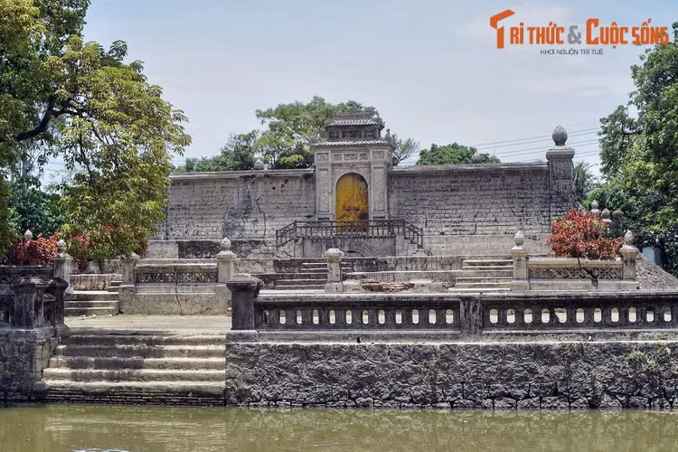 Đây là một lăng mộ hoàng tộc Nguyễn hiếm hoi nằm ở đồng bằng thay vì các vùng đồi núi phía Nam Kinh thành Huế. Theo tác giả Phanxipăng (Tạp chí Tài hoa trẻ, số 264, năm 2003), vị trí đặc biệt của lăng Vạn Vạn liên quan đến một thuyết phong thủy cổ xưa.