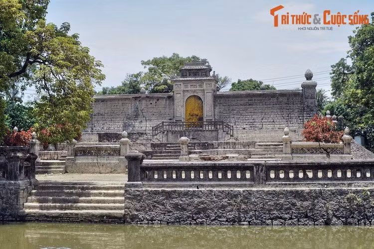 Đây là một lăng mộ hoàng tộc Nguyễn hiếm hoi nằm ở đồng bằng thay vì các vùng đồi núi phía Nam Kinh thành Huế. Theo tác giả Phanxipăng (Tạp chí Tài hoa trẻ, số 264, năm 2003), vị trí đặc biệt của lăng Vạn Vạn liên quan đến một thuyết phong thủy cổ xưa.