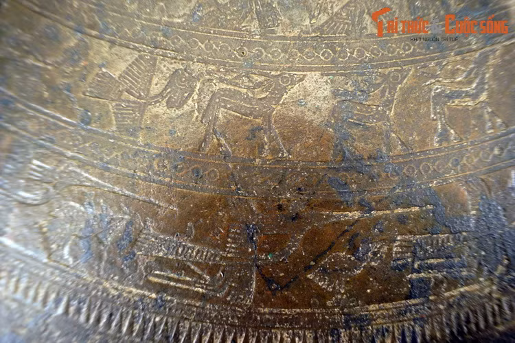 Vành 8 của trống đồng Ngọc Lũ chia làm 4 nhóm chim và hươu, thể hiện 4 quãng thời gian nhỏ trong 1 năm, có thể là quãng thời gian của 4 mùa.