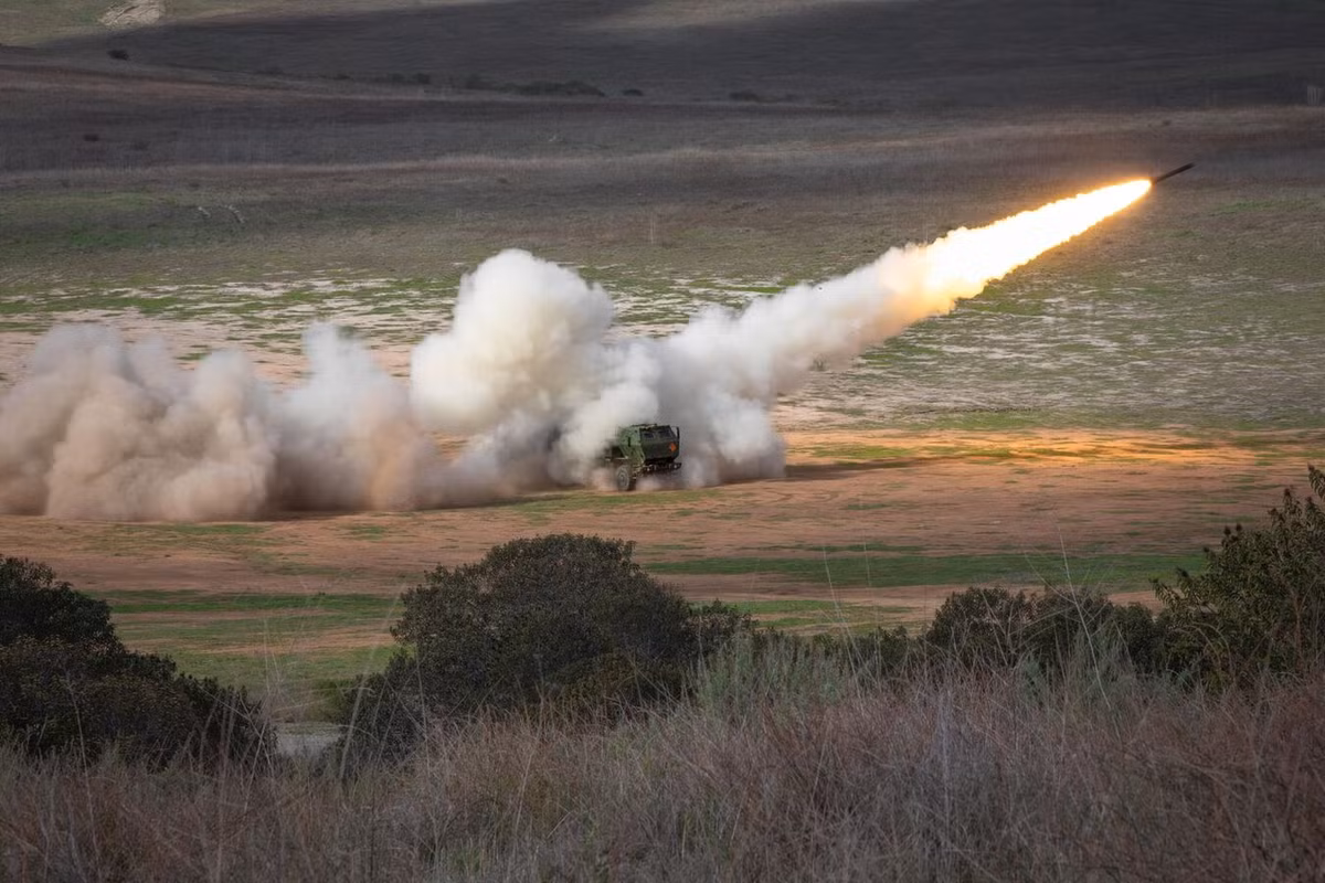 Trước những diễn biến ngày càng xấu ở vùng Donbass và cả mặt trận Kursk, Ukraine chuyển sang tấn công các cơ sở hạ tầng của Nga dọc khu vực biên giới hai nước bất chấp tuyên bố sẽ tuân thủ thỏa thuận ngừng bắn giữa Nga và Mỹ.