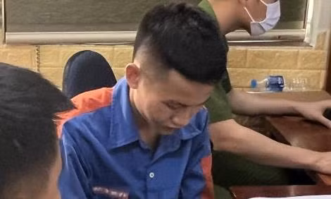 Xác minh người bán chiếc điện thoại nói trên, Công an Thanh Hóa biết được đó là Lê Văn Hoàng (SN 2004, trú tại phường Quảng Thành, TP Thanh Hóa) hiện làm nhân viên một cây xăng. Hoàng chưa có tiền án, tiền sự, ở địa phương khá ngoan hiền. Tiếp tục xác minh, công an phát hiện nhiều căn cứ cho thấy Hoàng liên quan đến cái chết của anh T. nên tiến hành bắt giữ. 