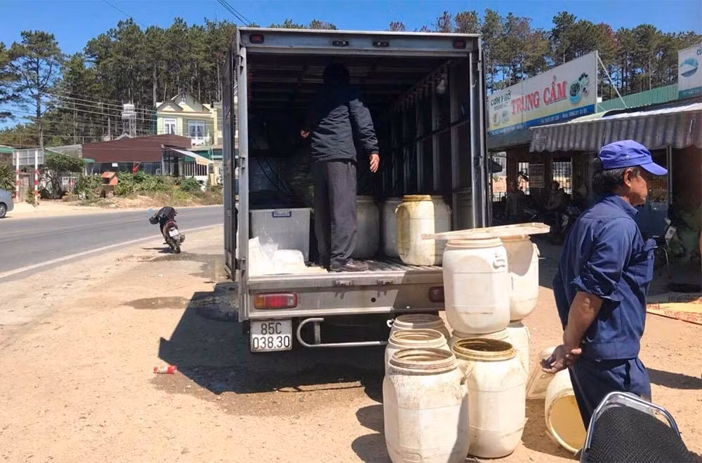  Đôi nam nữ ngạt khí khi ngủ trong ô tô đóng kín cửa, 1 người chết: Khoảng 6h30 - 7h sáng 24/3/2018, khách hàng ở Đà Lạt, Lâm Đồng chờ lâu không thấy xe đến giao hàng nên chạy xe về hướng Ninh Thuận xem sao. Đến địa bàn thôn Phát Chi, xã Trạm Hành, thuộc TP. Đà Lạt thì gặp xe 85C - 038.30, là xe tải đông lạnh chở tôm mà họ đang chờ đỗ bên lề quốc lộ 20. Thấy yên lặng bất thường, khách mở cửa cabin thì thấy anh Nguyễn Hữu D. tài xế, đã chết, người đang hôn mê là chị Nguyễn Thị Q, 39 tuổi, cả hai đều ở tỉnh Ninh Thuận, vẫn thường giao hàng ở Đà Lạt. Theo nhận định của cơ quan chức năng, 2 người bị ngạt khí nên dẫn đến sự việc trên.