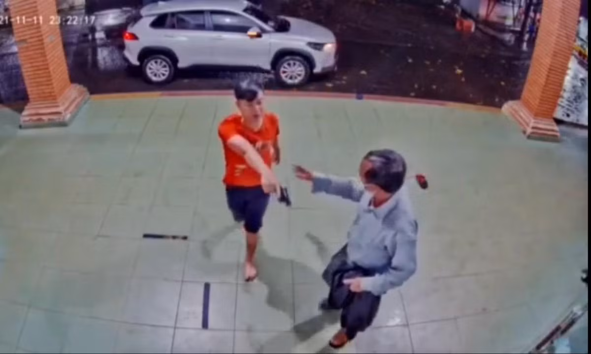  Đại úy công an chĩa súng vào nhân viên y tế: Ngày 13/11/2021, Công an huyện Lâm Hà (Lâm Đồng) đã ra quyết định tạm đình chỉ công tác đối với Đại úy Nguyễn Duy Ngọ (SN 1990, đang công tác tại Công an huyện Lâm Hà) - người rút súng đe dọa nhân viên của Trung tâm y tế huyện Đức Trọng (Lâm Đồng). Trước đó, đêm 11/11/2021, Đại túy Nguyễn Duy Ngọ nhận được chỉ đạo của Công an huyện Lâm Hà đi công tác theo chuyên án ma túy ở xã Gia Lâm. Đến khuya hôm đó, nhận tin vợ báo việc con đầu lòng (mới 5 ngày tuổi) gặp vấn đề sức khỏe nguy cấp, ông Ngọ liền báo cáo cấp trên rồi lái xe về đưa con đi cấp cứu.