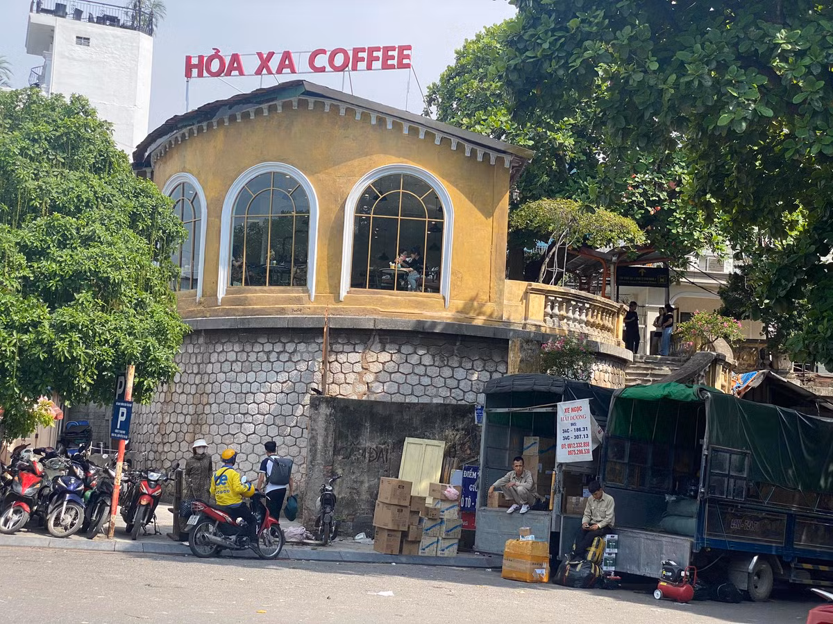 Theo độc giả phản ánh tới Báo Tri thức và Cuộc sống, quán cà phê mang tên “Hỏa Xa” do Tổng Công ty đường sắt Việt Nam mở tại khu vực nhà ga Long Biên (phường Đồng Xuân, quận Hoàn Kiếm, Hà Nội) chưa được cấp phép và cũng không đảm bảo về an toàn PCCC nhưng vẫn hoạt động.