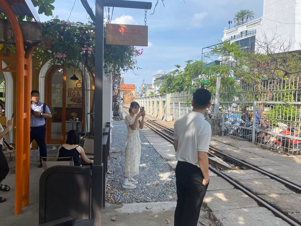 Điều đáng nói ở đây là, dù đầu tàu đang nổ máy, hành khách gấp rút vào ga chuẩn bị lên tàu, nhưng không thấy nhân viên nào của nhà ga nhắc nhở những khách hàng của quán cà phê đang tạo dáng chụp ảnh. Trong khi phía bên kia đường ray, rào chắn cao vượt quá đầu người để đảm bảo an toàn, thì phía cà phê "Hỏa Xa", có lẽ được thiết kế phù hợp với không gian của quán nên rào chắn chỉ cao chưa tới 1m.