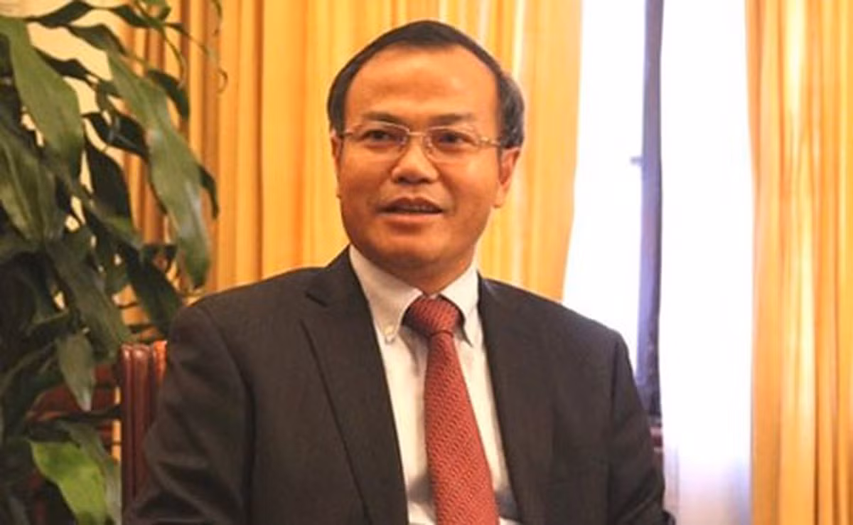 Năm 2001, ông Nam là Chuyên viên, Tổ trưởng Tổ Tin A, Văn phòng Bộ Ngoại giao, sau đó biệt phái công tác tại Văn phòng Trung ương Đảng, Thư ký Bí thư Trung ương Đảng. Năm 2003, biệt phái công tác tại Văn phòng Chính phủ (bổ nhiệm Phó Vụ trưởng từ tháng 7/2003), Thư ký Phó Thủ tướng Chính phủ. Năm 2006-2007, Phó Vụ trưởng, Phó Chánh Văn phòng Bộ Ngoại giao.