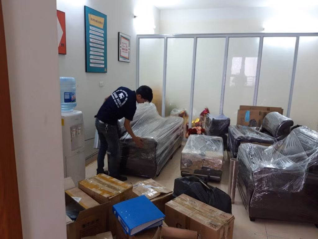 Khi tập trung xác minh, các trinh sát nhận thấy hai vợ chồng con nợ này có những biểu hiện khá bất thường. Ngay sau khi bà M mất tích, họ đột ngột chuyển về huyện Hoa Lư thuê nhà sinh sống. Đây là điều trái quy luật, bởi lẽ người đàn ông này dạy học tại TP Ninh Bình, chẳng có lý gì để từ bỏ thành phố về quê thuê nhà, chấp nhận đi làm rất xa mỗi ngày như thế. Thêm nữa, vào đêm tìm thấy thi thể bà M, căn nhà của cặp vợ chồng này sáng đèn đến sáng. (Ảnh minh họa, nguồn Internet)