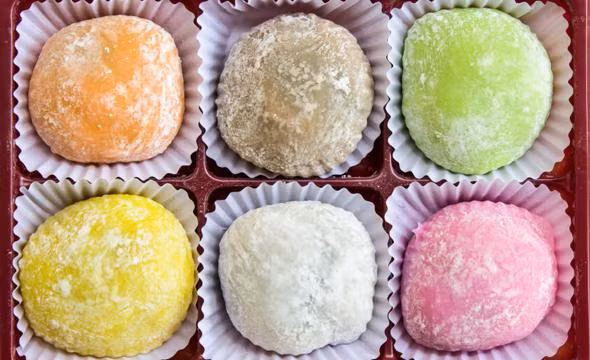 Mochi là một loại bánh nhân ngọt truyền thống ở Nhật Bản với nhiều màu sắc và hình dạng khác nhau.