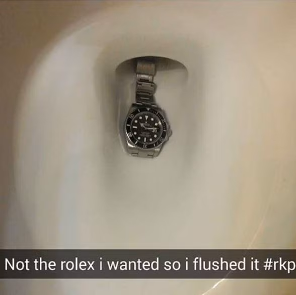 Một người cha tỷ phú tậu ngay chiếc đồng hồ Rolex đắt tiền cho con trai làm đồ chơi.