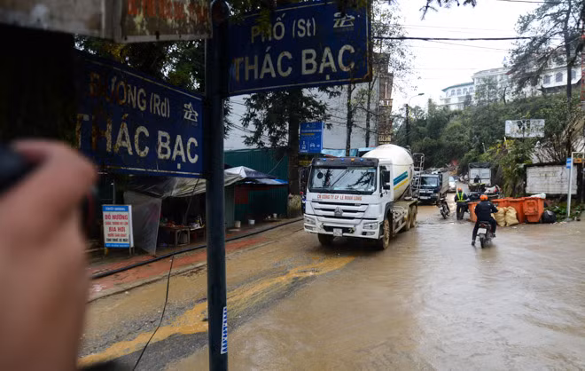 Những hố đào đường khổng lồ xuất hiện tại ngã ba trung tâm thị trấn chứa đầy đất cát, từ đó toả đi các điểm du lịch cũng trong tình trạng lầy lội và vô cùng khó đi.