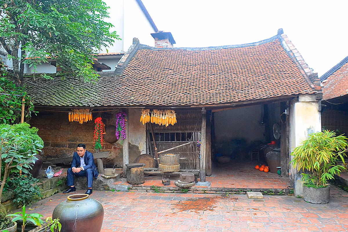 Chái bếp, cối đá, chum vại vẫn còn lưu giữ, gợi nét nhà xưa.