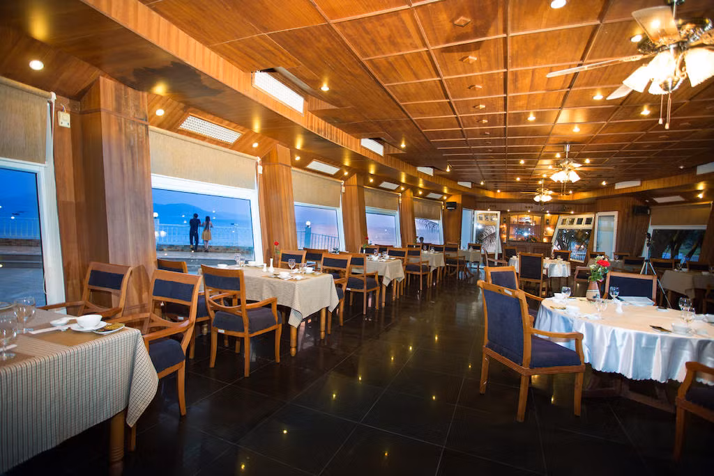 Resort Hoàng Gia Quy Nhơn có tầm vóc 4 sao, tọa lạc trên khu đất có diện tích hàng chục nghìn mét vuông nằm dọc theo bờ biển trung tâm TP Quy Nhơn. Ảnh: vi.hotels.com.