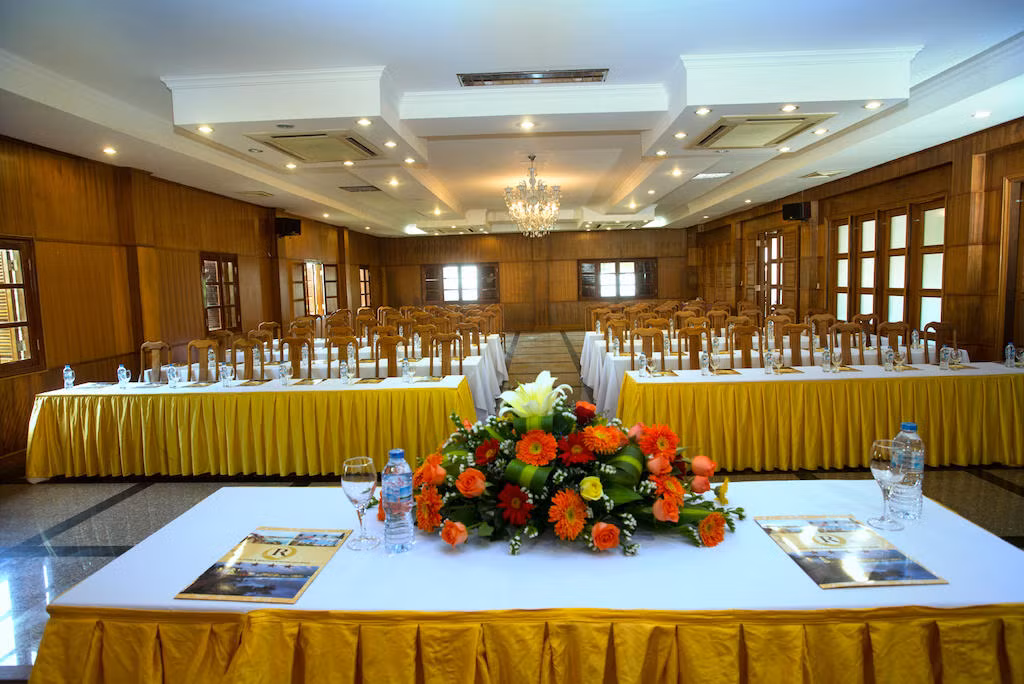 Chỉ cách trung tâm thành phố Quy Nhơn khoảng 1km, nằm cạnh biển có bãi tắm riêng cho khách. Ảnh: vi.hotels.com.