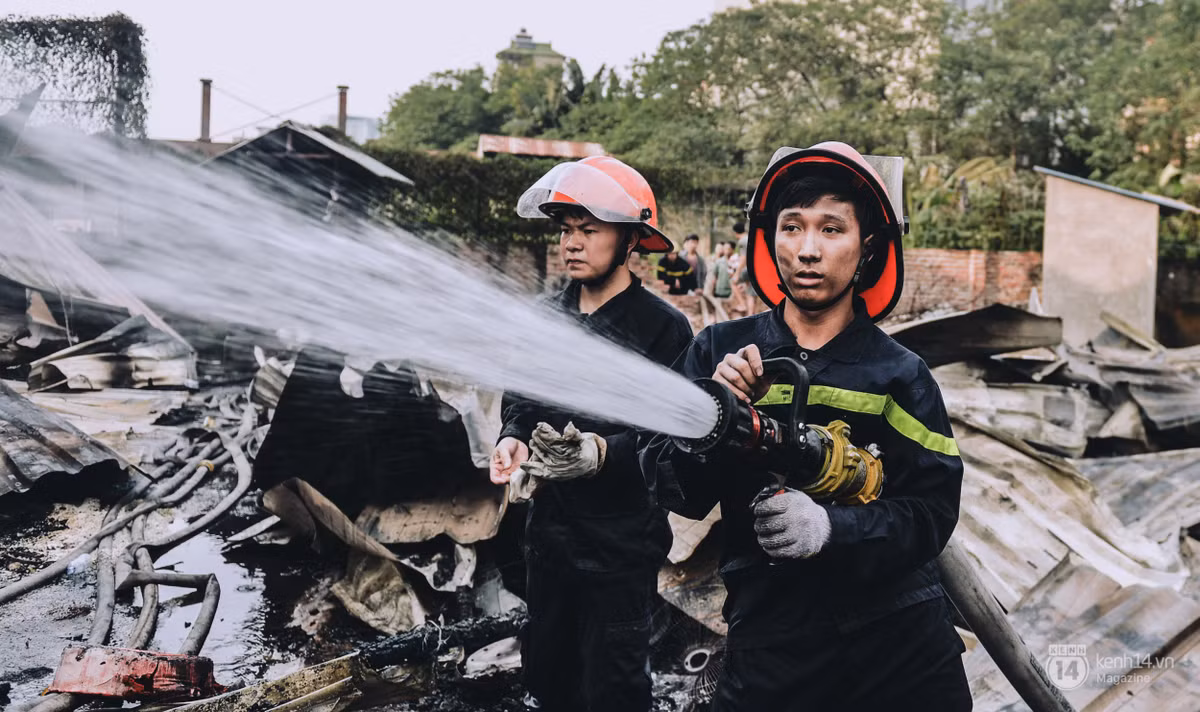 Tết đến cũng là quãng thời gian căng thẳng nhất với lực lượng PCCC do thời điểm này dễ xảy ra cháy nổ do sự bất cẩn của nhiều người dân khi thắp hương, đốt vàng mã trong dịp Tết. Vì vậy, cảnh sát PCCC luôn phải túc trực 24/24. Ảnh: Cảnh sát PCCC TP. Hà Nội.