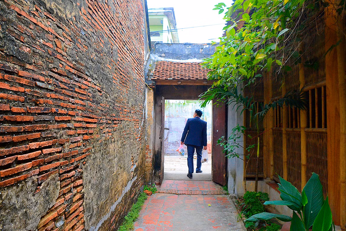 Đây là một trong những ngôi nhà cổ đẹp và còn tương đối nguyên vẹn ở thôn Mông Phụ.