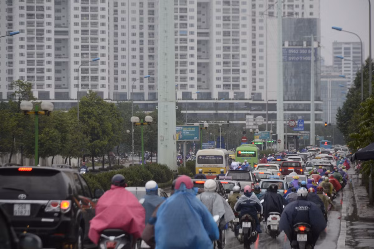 Thực tế tuyến đường Tố Hữu hiện tại nhiều lần cũng đã “thất thủ” vào giờ cao điểm, bởi lượng người tham gia giao thông quá lớn.
