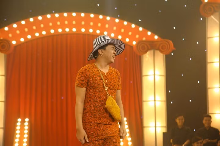 Trong tập 6, sự xuất hiện của "người nhà" Trấn Thành mang lại nhiều tình huống hài hước, thú vị, Tài xế của Trấn Thành - Minh Chiến giả gái bất ngờ dắt đàn con lên sân khấu gây ngỡ ngàng.