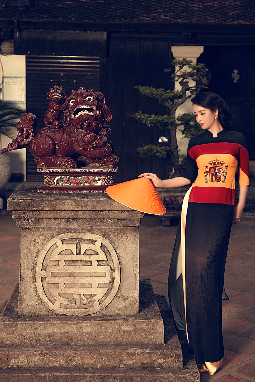 Bên cạnh đó, Mai Thu Huyền khéo léo kết hợp áo dài cùng nón lá - một phụ kiện không thể thiếu của phụ nữ thời xưa nhưng vẫn không che mờ đi vẻ đẹp hiện đại của phụ nữ Việt.