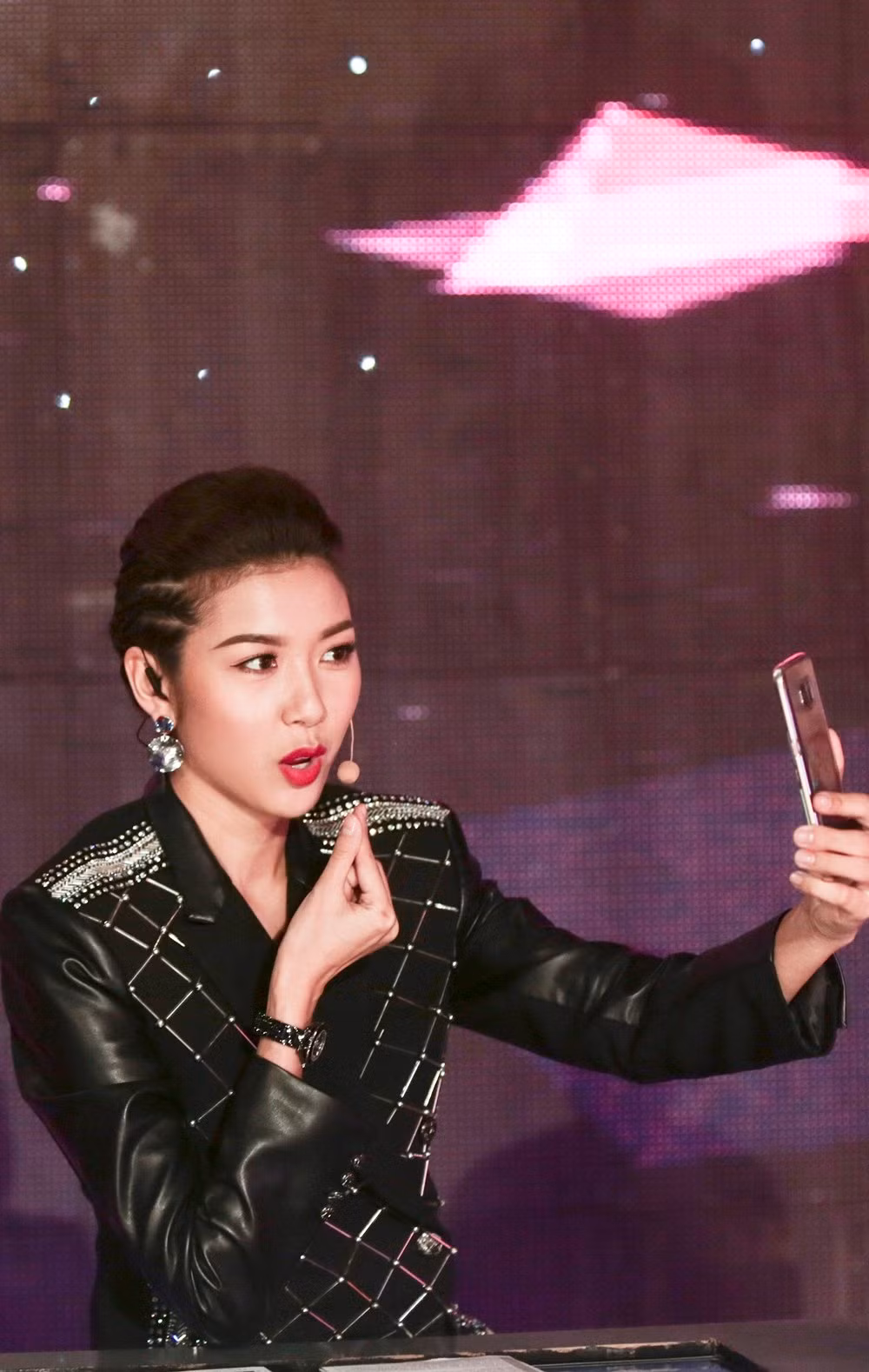 Trái với những giây phút hài hước, vui nhộn trong hậu trường, bộ ba giám khảo trong liveshow lần này đã có những giây phút cân não thật sự khi phải đưa ra quyết định sẽ loại ai, giữ ai lại vào nhà chung sau những tuần học tập và làm việc miệt mài.