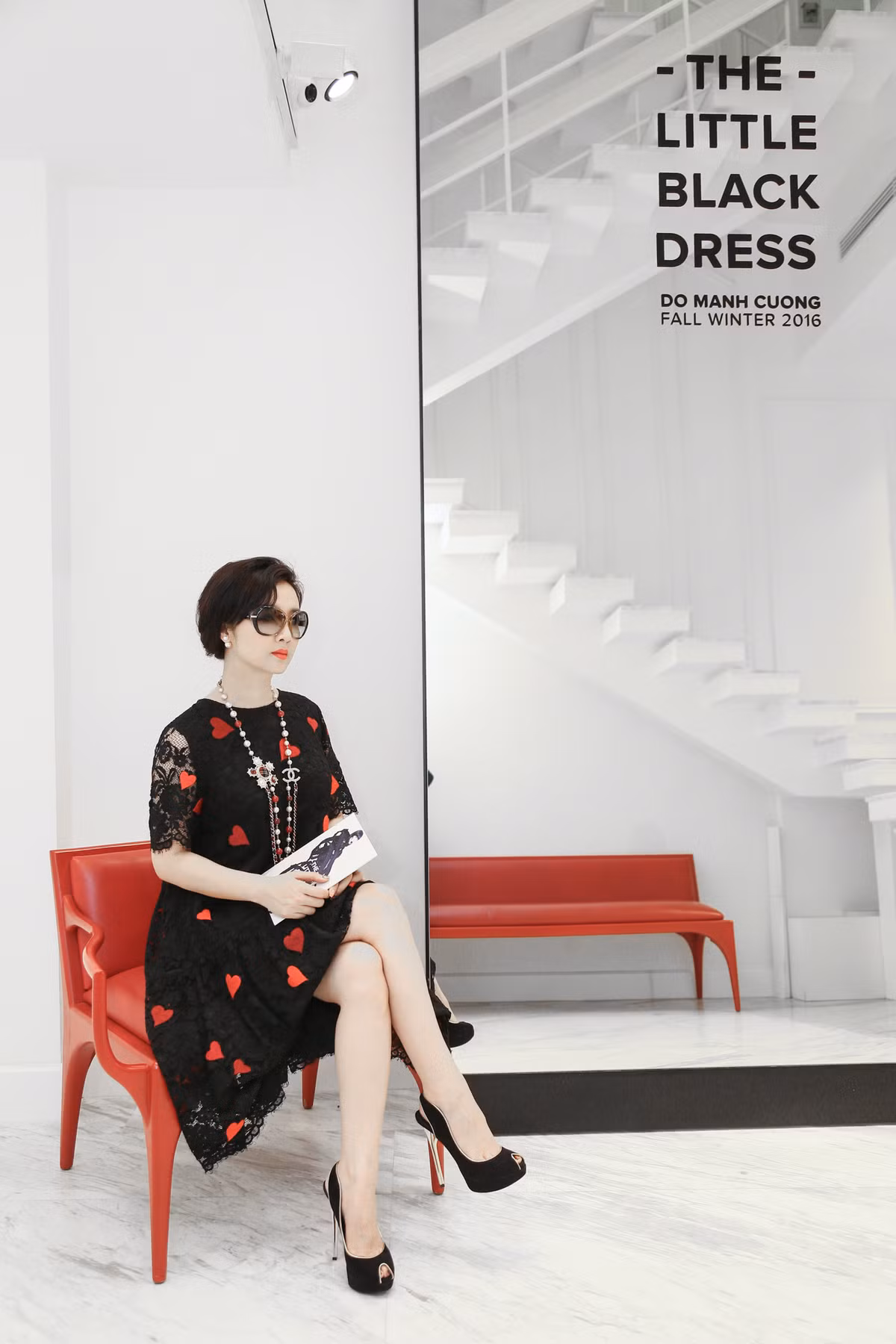 Sau buổi làm việc cùng NTK họ Đỗ, Giáng My đã thử trang phục để tìm ra phong thái dẫn chuyện phù hợp nhất.