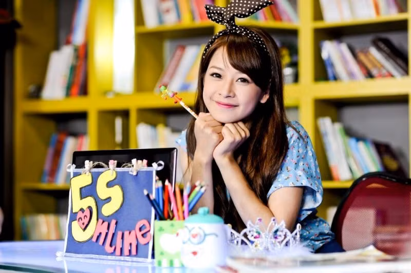 Mặc cho những ồn ào xung quanh chuyện tình cảm, hot girl Chi Pu chú tâm xây dựng hình ảnh mới khi tham gia nhiều phim truyền hình, điện ảnh và nhận được những đánh giá tốt từ giới chuyên môn và khán giả. Bên cạnh đó, hình ảnh hot girl đáng yêu ngày nào cũng dần trưởng thành cá tính và mạnh mẽ hơn.