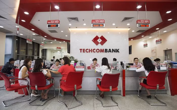 Thấy Trung nổ súng, khách hàng bỏ chạy ra ngoài. Trong khi đó, một nhân viên ngân hàng (đang ngồi ở quầy giao dịch) đã bấm chuông báo động, khiến tên cướp ngân hàng bỏ chạy.
