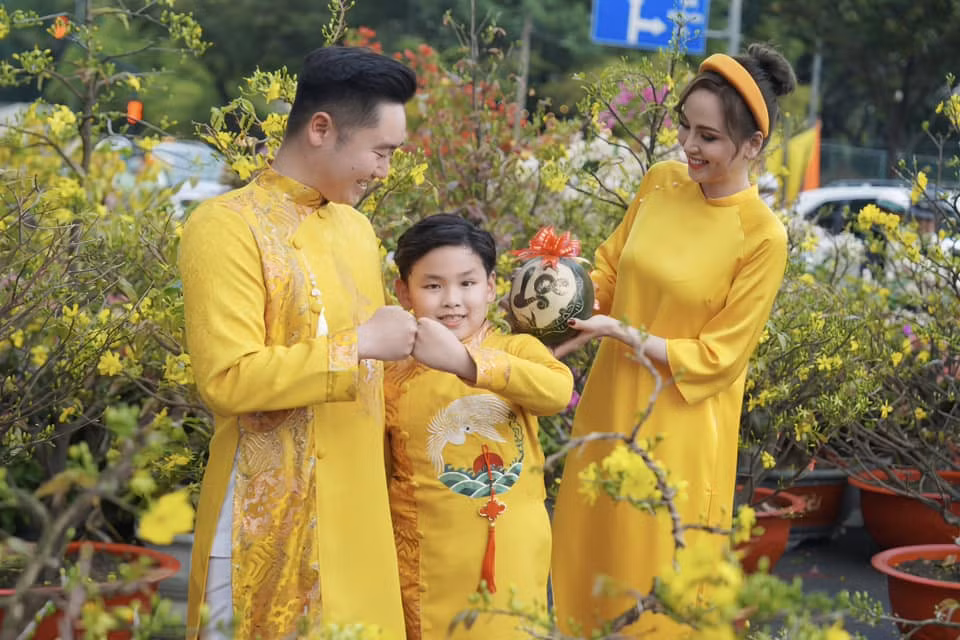 Diễm Hương tâm sự: "Chồng tôi là người hiền lành, nhút nhát. Tuy nhiên, anh hết mực yêu thương, quan tâm vợ con và gia đình hai bên. Anh thân thiết với bé Noah - con trai tôi. Bé ngỏ lời gọi anh ấy là cha trong đám cưới của mẹ".