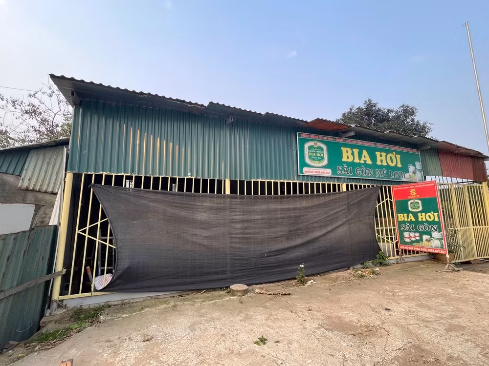 "Nhiều lúc đi ngang qua đoạn đường này có một số ô tô, xe máy bất ngờ từ các các quán ăn, nước giải khát... đi ra khiến người đi xe máy, ô tô phải phanh gấp rất nguy hiểm, nếu sơ ý không quan sát rất dễ xảy ra tai nạn" - anh Nguyễn L. - một người dân chia sẻ.