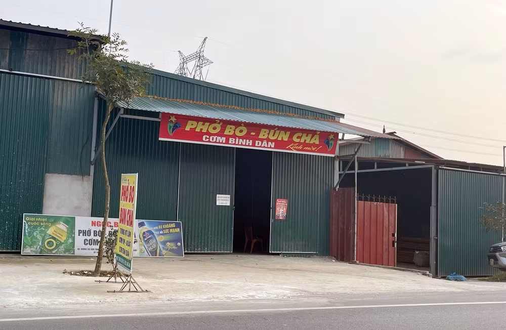 Ghi nhận của phóng viên (Pv) những ngày đầu tháng 3/2024 cho thấy, dọc đoạn đường nối từ Ql38 chạy qua thôn An Động (xã Lạc Vệ), nhiều người có dấu hiệu lấn chiếm đất nông nghiệp xây dựng các công trình lợp mái tôn để mở các dịch vụ kinh doanh ăn uống, làm điểm dừng chân cho khách qua đường.