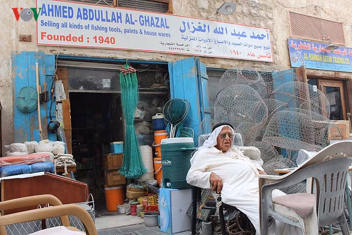 Quầy bán đồ đánh bắt cá, sơn và thiết bị gia dụng. Chính phủ Qatar đã có hẳn một dự án phục dựng, cải tạo và hồi sinh khu chợ cổ duy nhất còn lại ở Doha hiện nay.