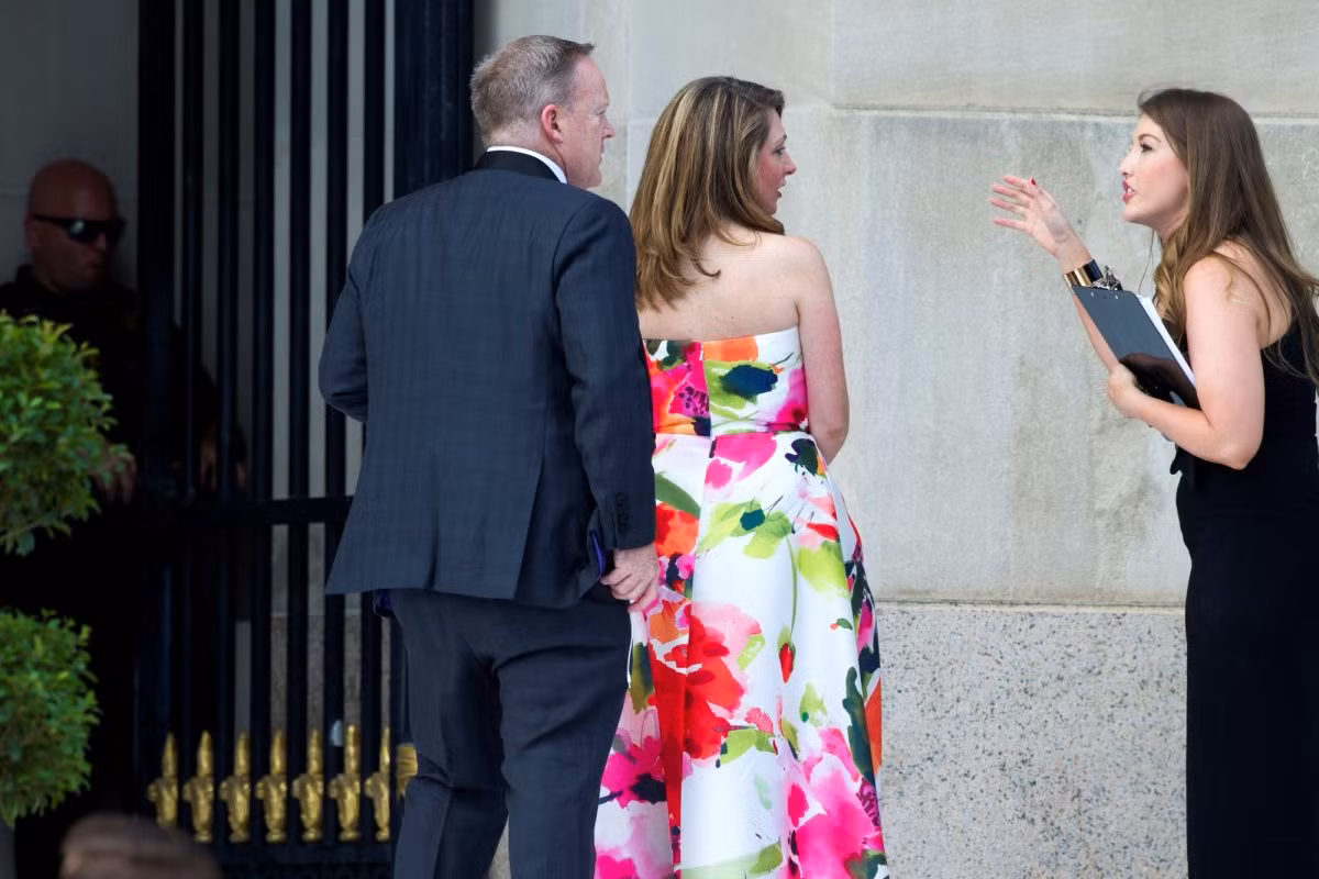 Thư ký báo chí Nhà Trắng Sean Spicer và vợ, Rebecca Miller, đang được chỉ dẫn vào nơi diễn ra hôn lễ. Ảnh: BI.