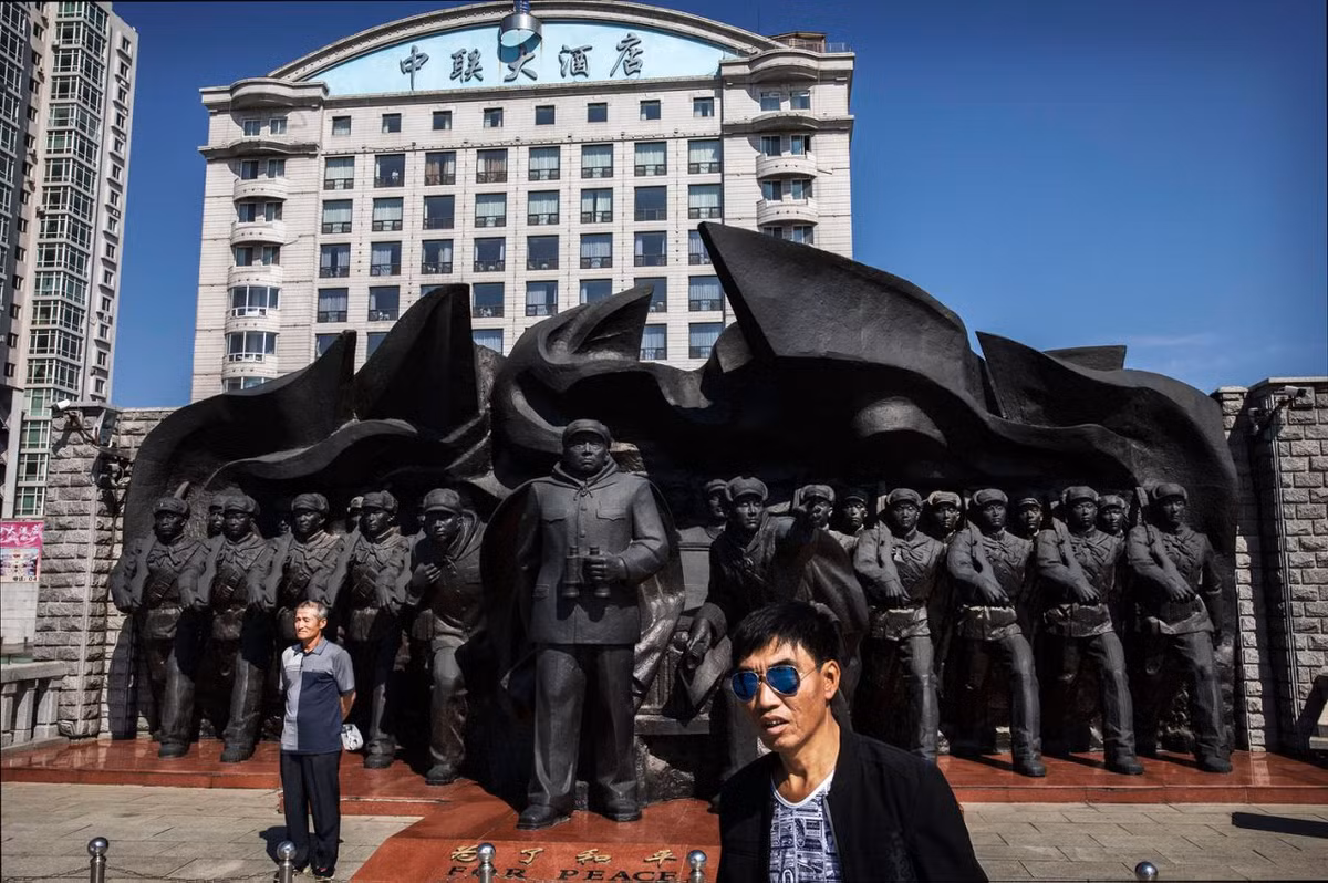 Người đàn ông Trung Quốc chụp ảnh trước đài tưởng niệm cuộc Chiến tranh Triều Tiên ở thành phố Đan Đông, tỉnh Liêu Ninh, Trung Quốc, hôm 24/5.