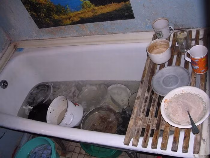 Đống bát đĩa sau khi ăn đang chờ được rửa. Ảnh: ER.