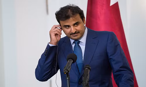 Tháng 11/2013, Qatar bị Saudi Arabia, UAE và Bahrain chỉ trích vì hỗ trợ Tổ chức Anh em Hồi giáo, một nhóm bị Saudi Arabia và UAE gọi là "tổ chức khủng bố". Trong ảnh, Quốc vương Qatar Tamim bin Hamad Al Thani trong buổi họp báo tại Dinh Tổng thống ở Warsaw, Ba Lan, ngày 5/5. Ảnh: Getty.