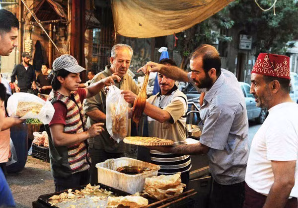 Cảnh mua bán trên đường phố Damascus. Ảnh: FNA.
