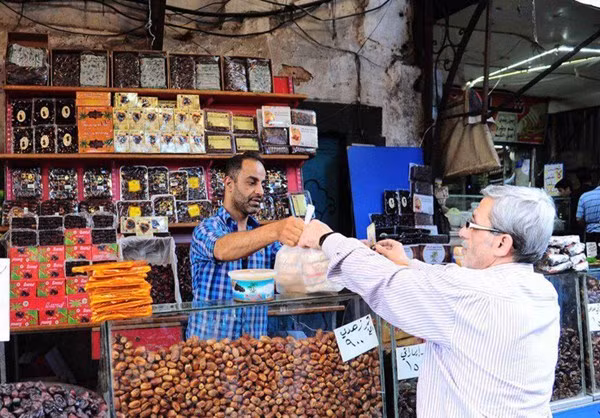 Bộ ảnh dưới đây ghi lại khung cảnh mua sắm nhộn nhịp của người dân ở thủ đô Damascus chuẩn bị cho tháng Ramadan. Ảnh: FNA.
