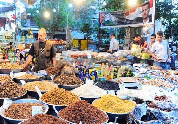 Nhiều mặt hàng được bày bán trong một khu chợ ở Damascus. Ảnh: FNA.