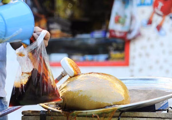 Hàng hóa được bày bán trên đường phố. Ảnh: FNA.