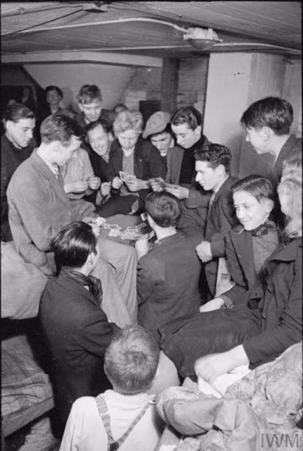Các bé trai chơi bài trong hầm trú ẩn ở phía đông nam thủ đô London năm 1940. Ảnh: VT.