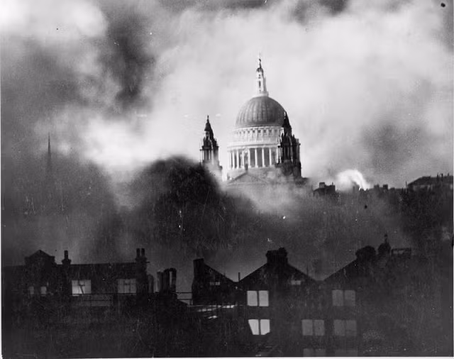 Khói lốc lên ở khu vực phía trước Nhà thờ chính tòa Thánh Paul, thủ đô London, hồi tháng 12/1940. Ảnh: VT.
